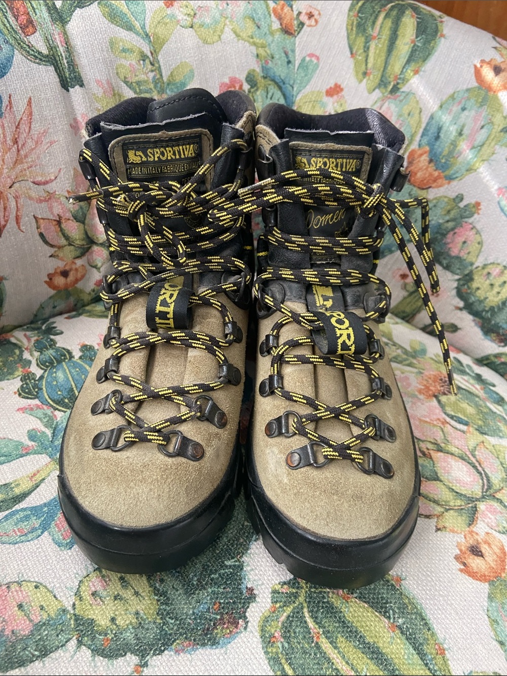 La Sportiva Women’s Vibram Leather Hiking Boots Makalu Yellow Laces EUC 39 7.5